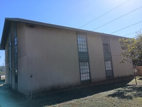 Room in Apartment on Starcrest Dr in San Antonio, TX - Foto de edificio - Building Photo