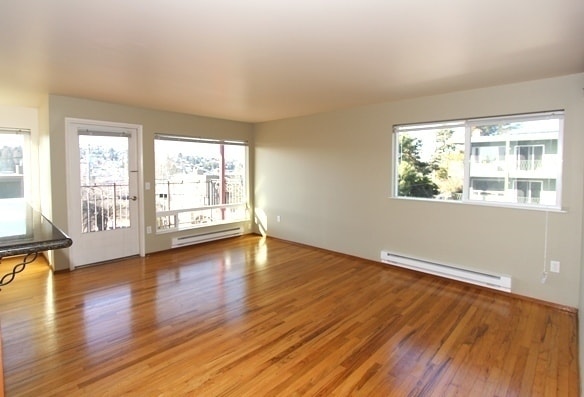 Barrett Square Apartments in Seattle, WA - Building Photo - Building Photo