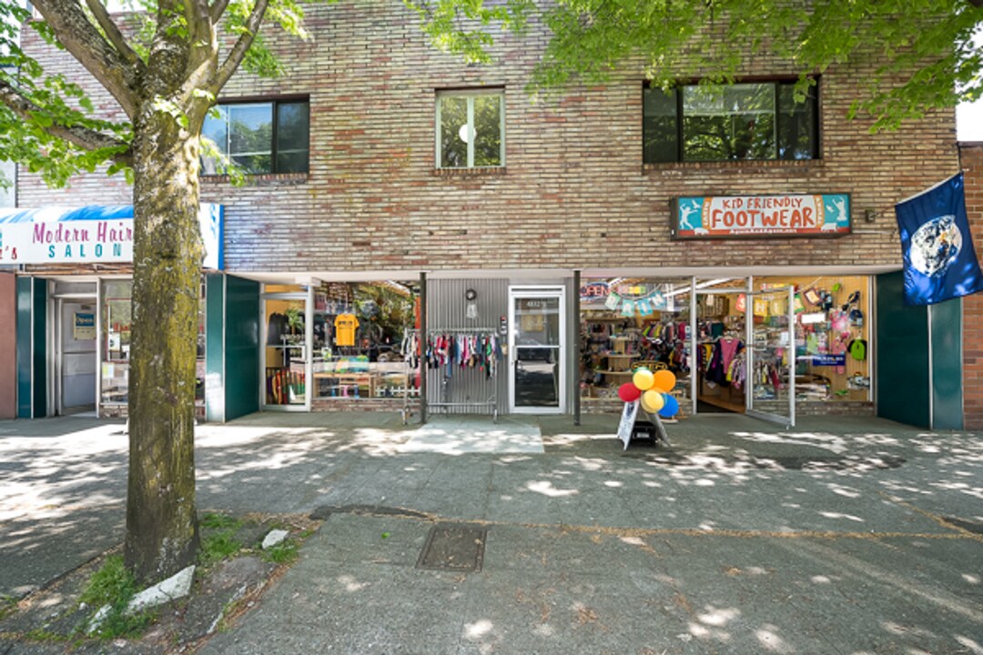 SL Skylark Apartments in Seattle, WA - Building Photo