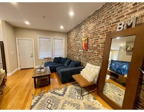 102 Chelsea St in Boston, MA - Building Photo - Building Photo