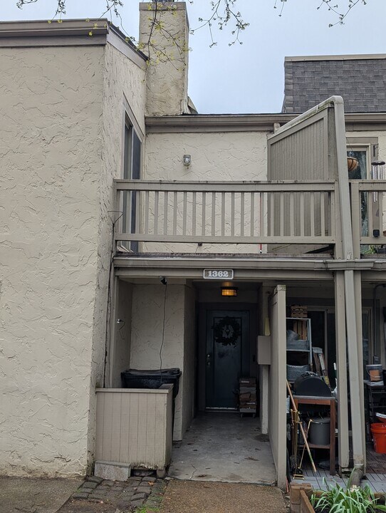 1362 Lake Shore Dr, Unit B in Columbus, OH - Building Photo