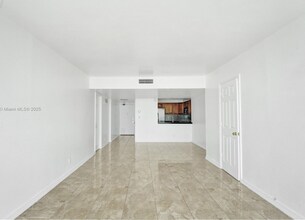 20335 W Country Club Dr, Unit 2210 in Aventura, FL - Building Photo - Building Photo