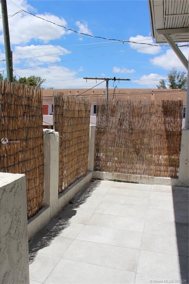 876 SW 2nd St-Unit -U in Miami, FL - Building Photo - Building Photo