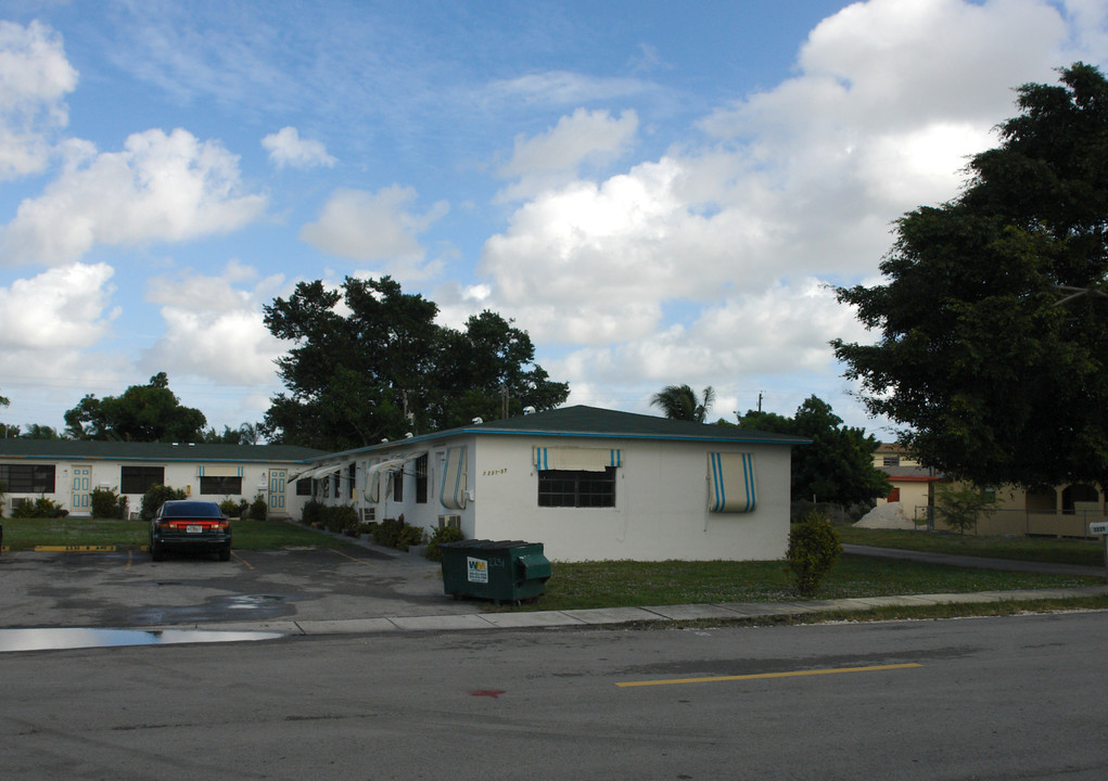 2231-2237 Adams St in Hollywood, FL - Building Photo