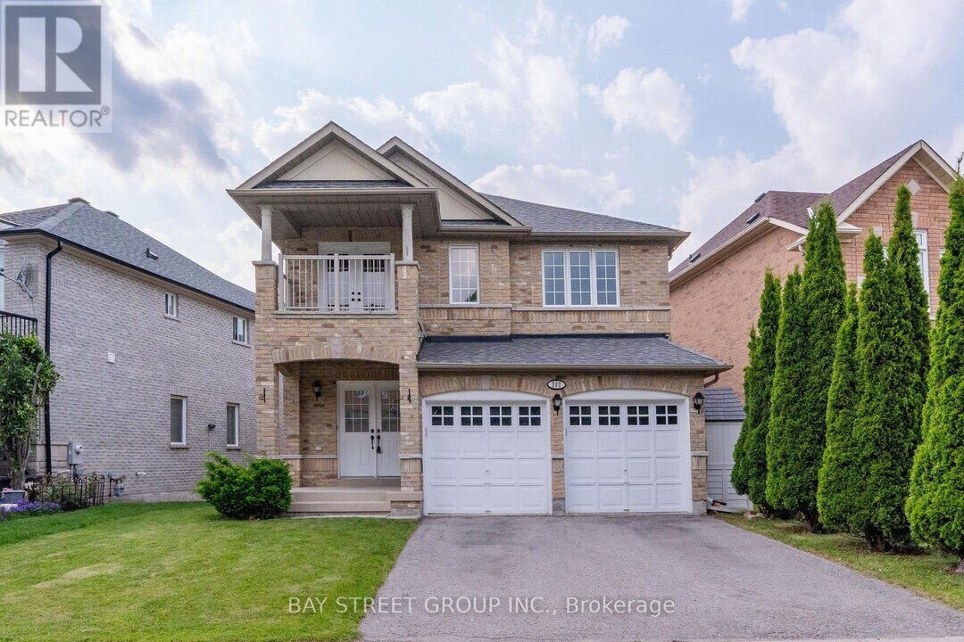 243 Zokol Dr in Aurora, ON - Building Photo