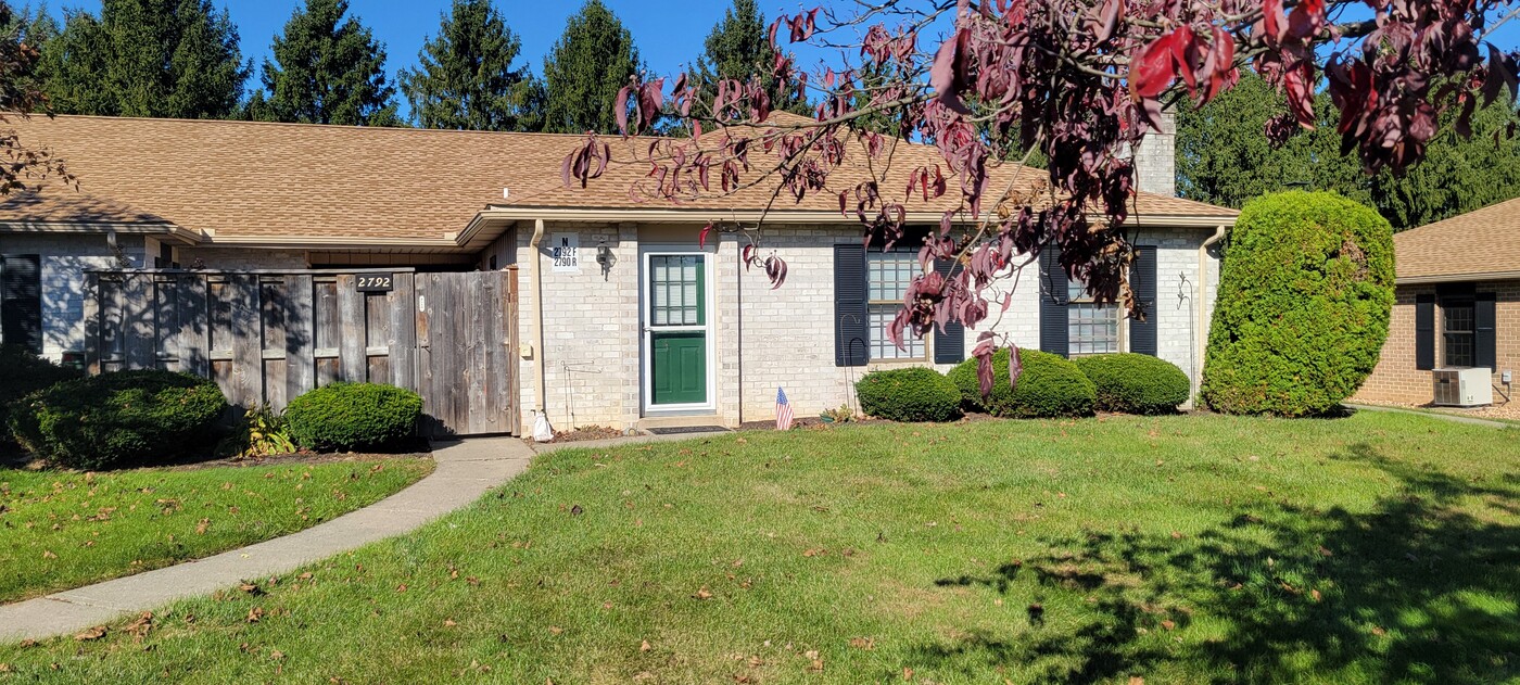 2792 Rolling Green Pl, Unit 3 bed, 2 ba, ranch $2100 in Macungie, PA - Building Photo