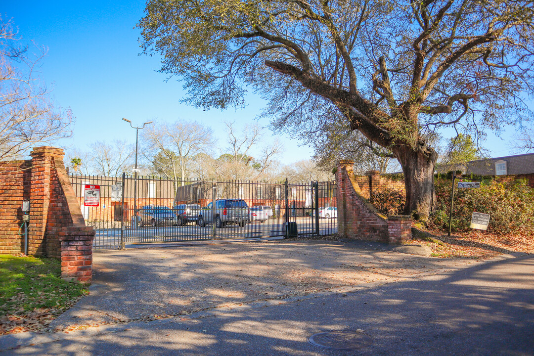 Saint Rose Place in Baton Rouge, LA - Building Photo