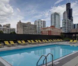 547 S Clark St in Chicago, IL - Foto de edificio - Building Photo