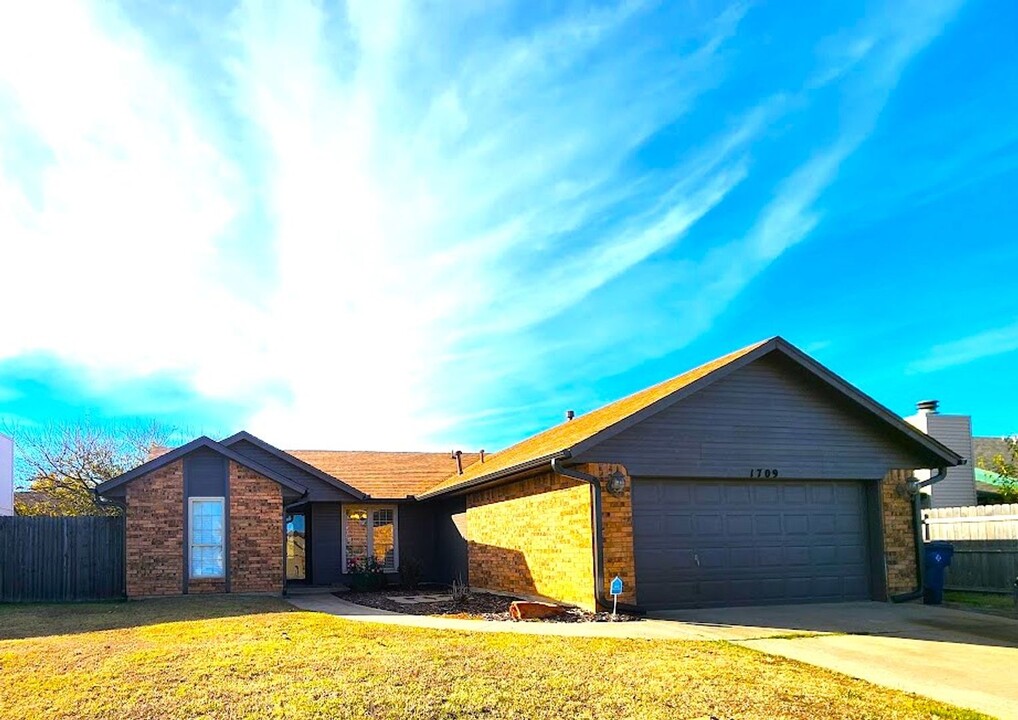 1709 Cimarron Trail in Choctaw, OK - Foto de edificio