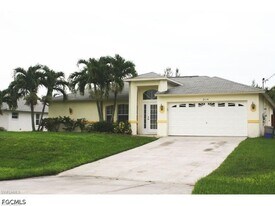 2114 SW 39th St in Cape Coral, FL - Building Photo
