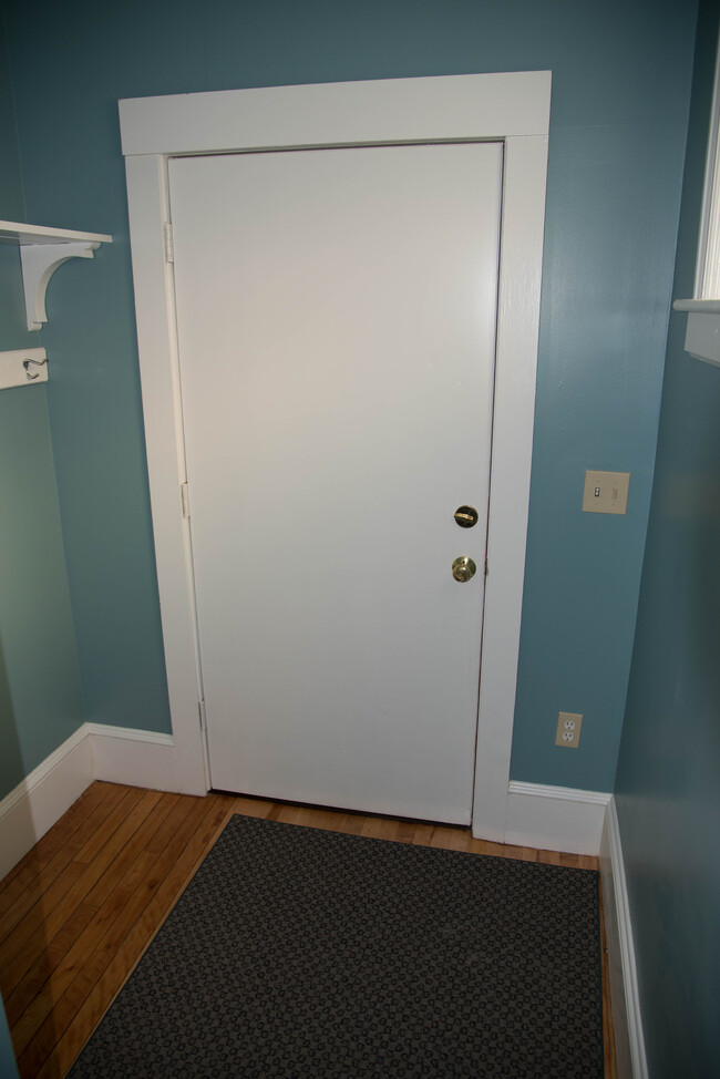 3 Bond St, Unit Victorian 2 Bdrm in Claremont, NH - Foto de edificio - Building Photo