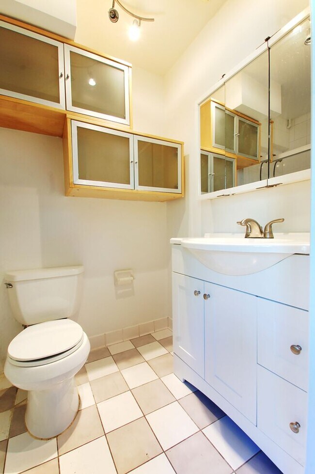 660 W Melrose St, Unit 1E in Chicago, IL - Building Photo - Building Photo
