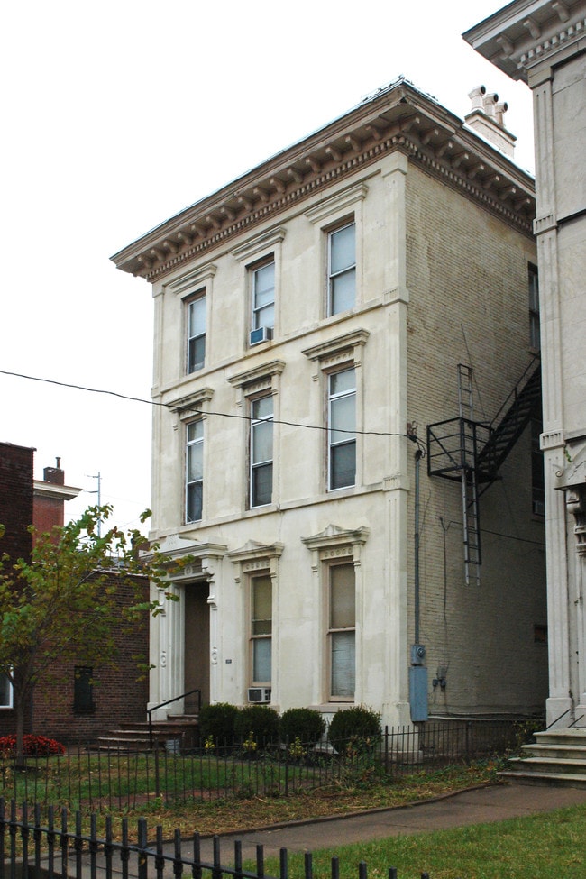 Dimitrov Apartments in Louisville, KY - Building Photo - Building Photo