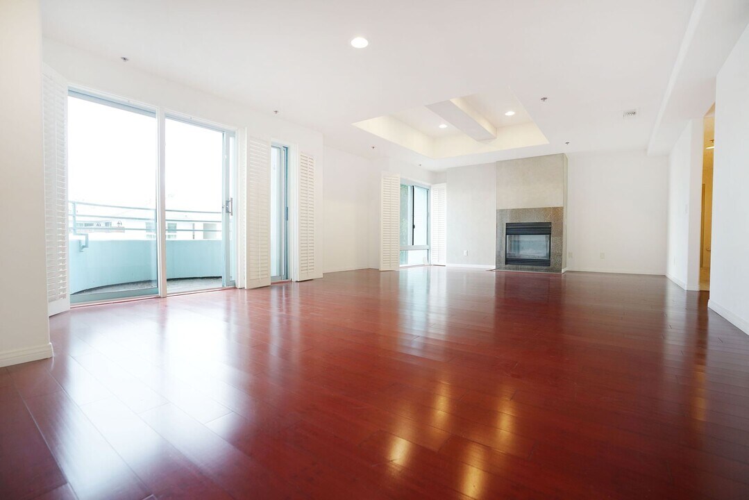 10336 Wilshire Blvd in Los Angeles, CA - Building Photo
