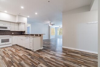 4170 Central Sarasota Pky, Unit 417 in Sarasota, FL - Foto de edificio - Building Photo