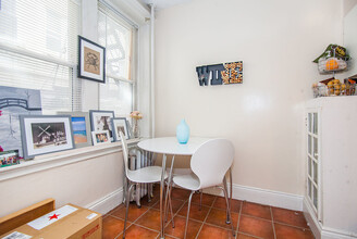 112 Columbia St, Unit 1 BED 1 BATH CLEAN in Brookline, MA - Building Photo - Building Photo