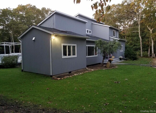 10 Skyes Neck Ct in East Quogue, NY - Building Photo - Building Photo