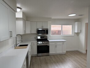 636 Las Palmas Ave in Sacramento, CA - Foto de edificio - Building Photo