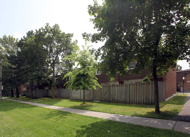 1673 Albion Rd in Toronto, ON - Building Photo - Building Photo