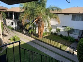 11644 Bellflower Blvd, Unit C in Downey, CA - Building Photo