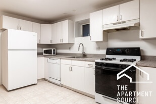 1110 W Wolfram St, Unit G in Chicago, IL - Building Photo