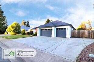 2724 Western Oak Dr in Redding, CA - Building Photo