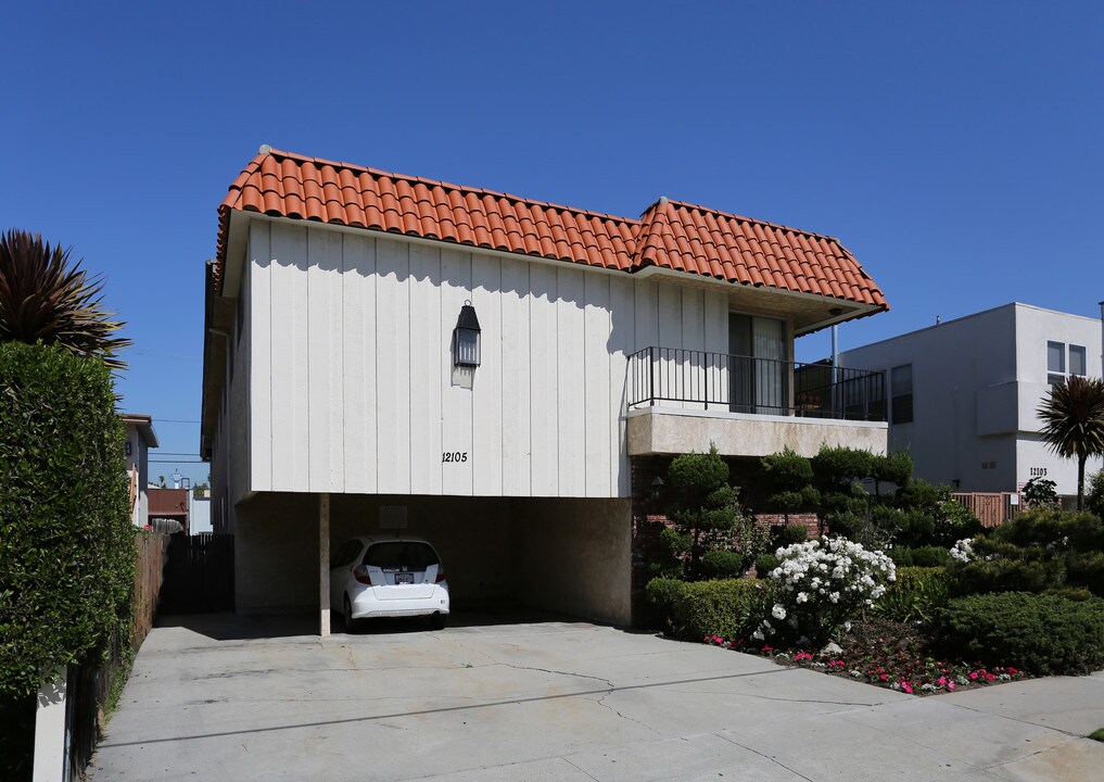 12105 Pacific Ave in Los Angeles, CA - Foto de edificio