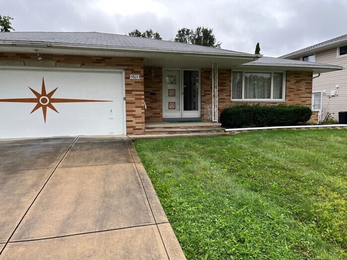 5803 Laurent Dr in Parma, OH - Building Photo