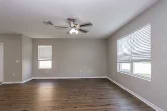 1806 Greenwood Valley Dr in Plant City, FL - Building Photo - Building Photo