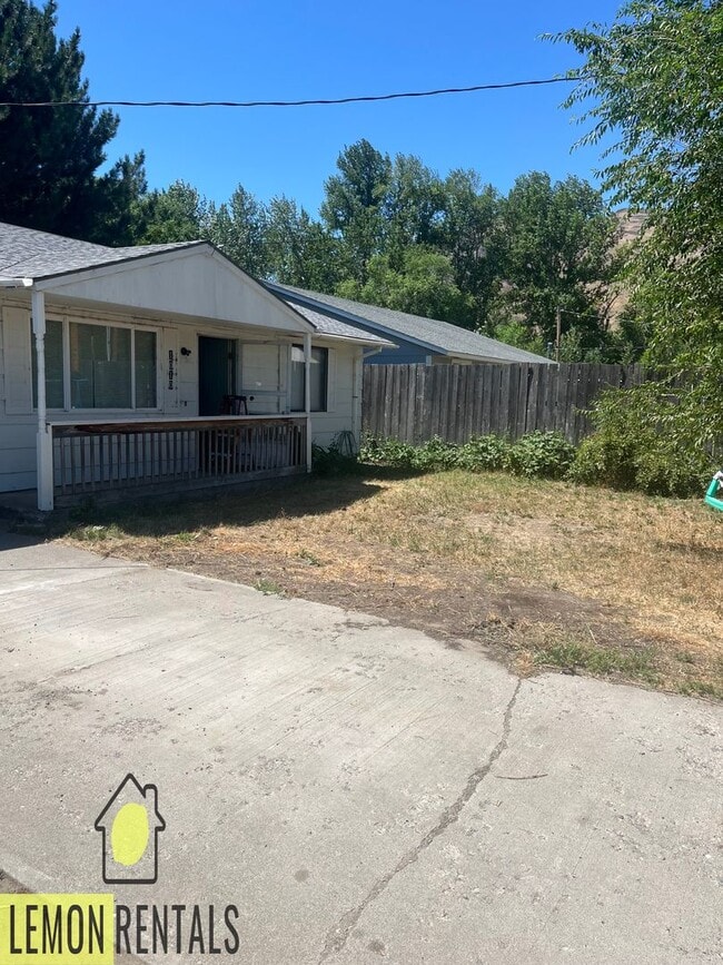 1010 3rd Ave in Oroville, WA - Building Photo - Building Photo