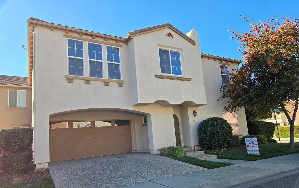5435 Knotty Pine Way in Sacramento, CA - Building Photo