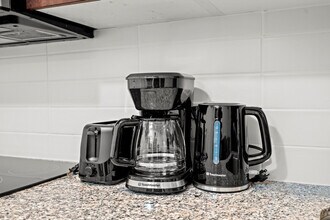 40 College St in Toronto, ON - Building Photo - Building Photo