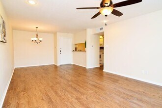 3025 Walnut Bend Ln in Houston, TX - Foto de edificio - Building Photo