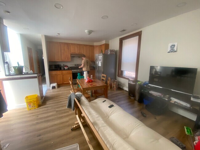 129 Cedar St, Unit 3 in Boston, MA - Foto de edificio - Building Photo