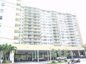 137 Golden Isles Dr, Unit 1111 in Hallandale Beach, FL - Building Photo - Building Photo