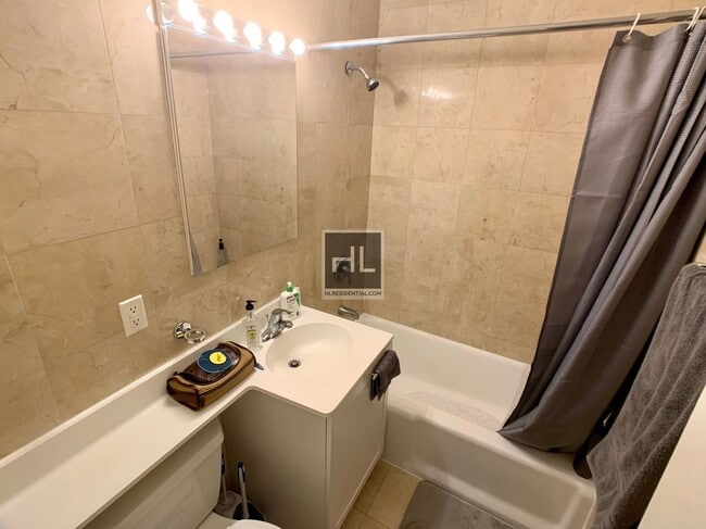 EAST 49 STREET in New York, NY - Foto de edificio - Building Photo