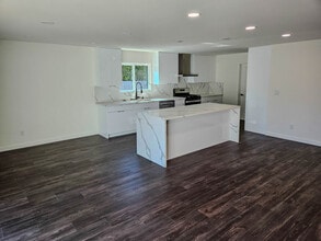 12948 Lull St in North Hollywood, CA - Foto de edificio - Building Photo