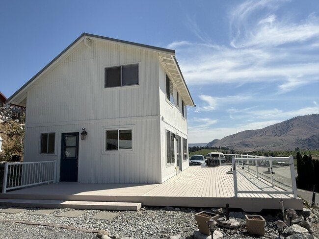 102 Monte Carlo Dr in Chelan, WA - Building Photo - Building Photo