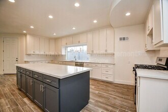 8115 Fondren Lake Dr in Houston, TX - Foto de edificio - Building Photo