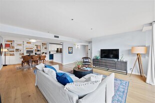 40 N Interstate Hwy 35 in Austin, TX - Building Photo