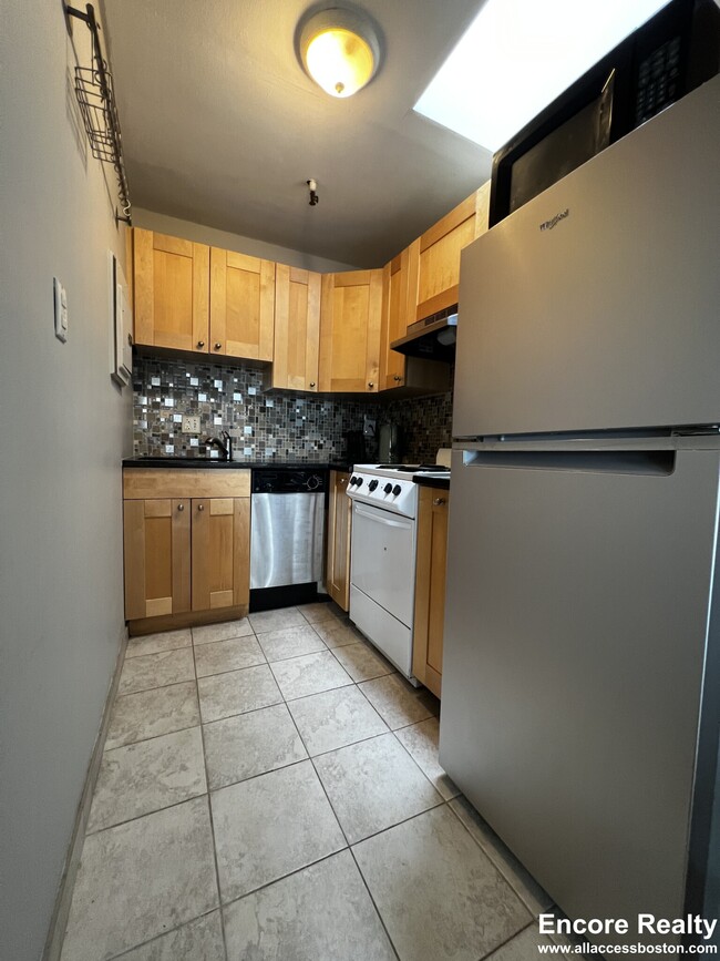 869 Beacon St, Unit 3