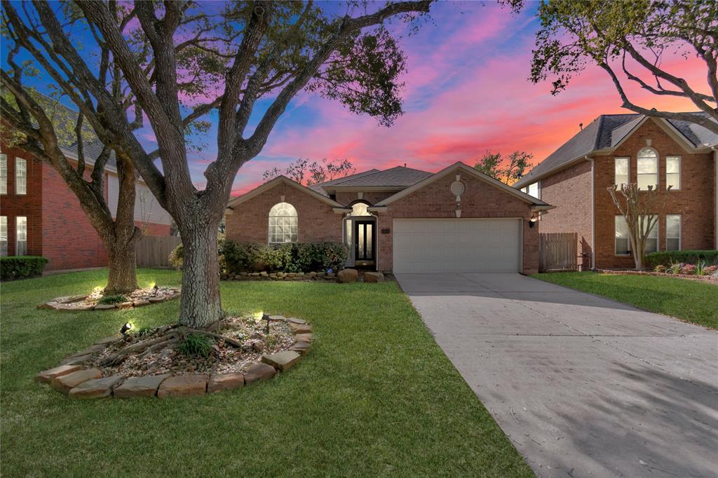 1303 Raintree Cir in Sugar Land, TX - Building Photo