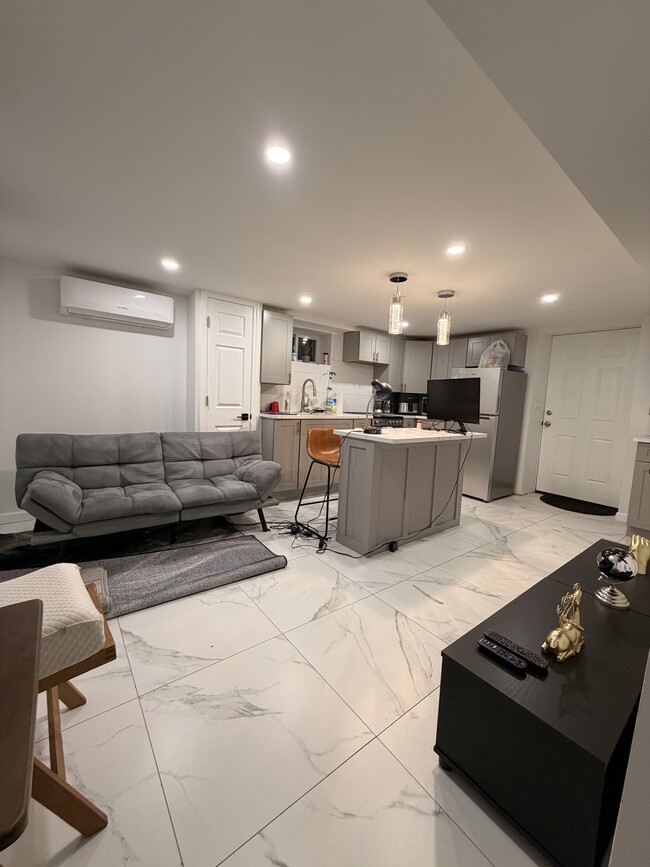 690 Southern Pky, Unit L1