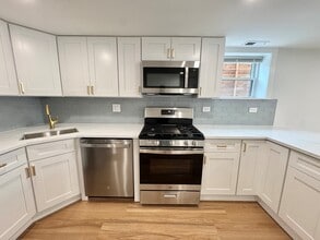 4816 W Henderson St, Unit G in Chicago, IL - Foto de edificio - Building Photo