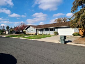 164 E Beech Ave in Visalia, CA - Building Photo - Building Photo