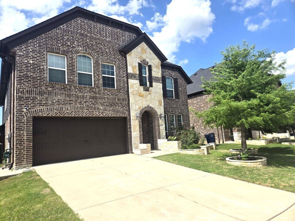 2449 Twin Oaks Dr in Little Elm, TX - Foto de edificio