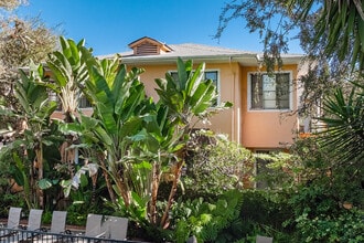 Hayworth Courtyard Apartments – West Hollywood Living in Los Angeles, CA - Building Photo - Building Photo