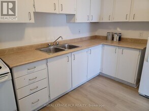 2 Orchard Heights Blvd in Aurora, ON - Building Photo - Building Photo