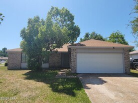 3727 Greentree Pl in Panama City, FL - Building Photo