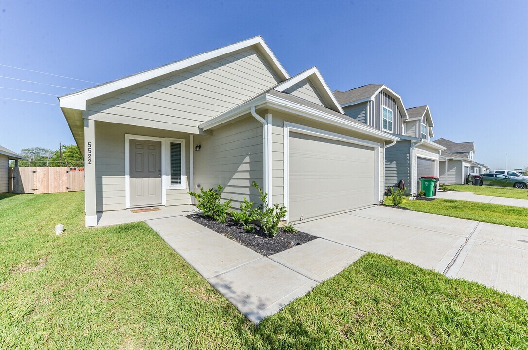 5522 Briana Dee Dr in Arcola, TX - Building Photo